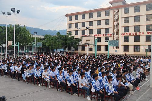 高考在即学姐到镇沅一中为考生加油鼓劲