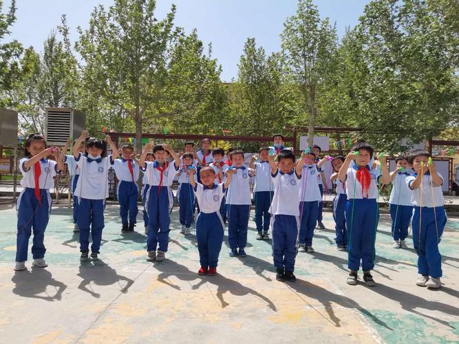 集团组织各学校负责人走进麦盖提县第二小学观摩学习该校校园文化建设
