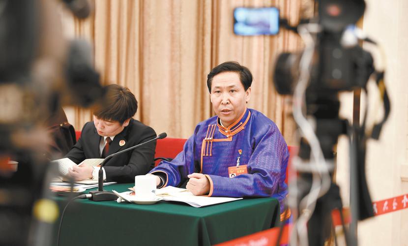 我省全国人大代表孟海畅谈柴达木循环经济发展时受到媒体的广泛关注.
