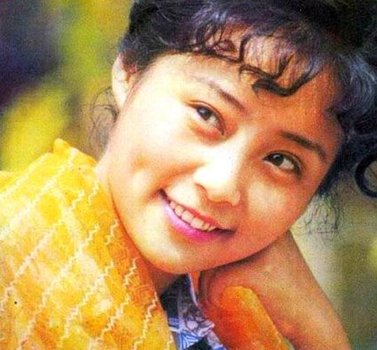 是的,庞敏也是山东人.她出生于1956年,是山东蓬莱人.