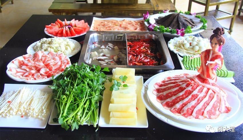 他用一桌火锅盛下重庆的老巷味道