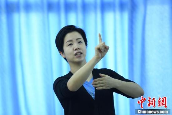 语言学博士郑璇在重庆师范大学特教楼用手语为24名聋生上手势汉语课