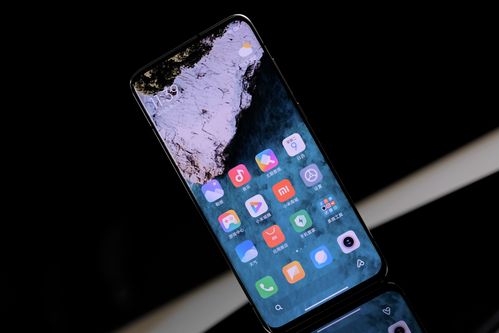 和小米 10/10 pro 一样,顶部设有扬声器开孔,这次旁边还多了哈曼卡顿