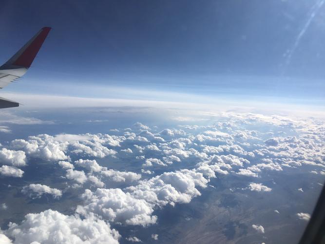 在飞机上手机随拍 飞机上看到飞机在空中飞行云雾缭绕