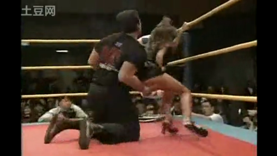 wwe这个图片中被汤米抓住的女人是谁?