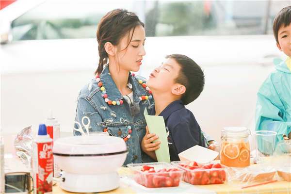 《妈妈是超人3》黄圣依带安迪冒雨义卖做公益 正能量爆棚