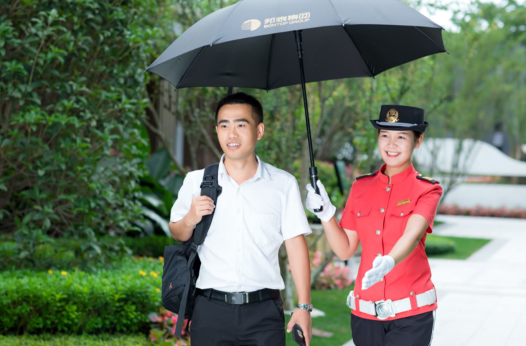 邦泰物业人为客户撑伞