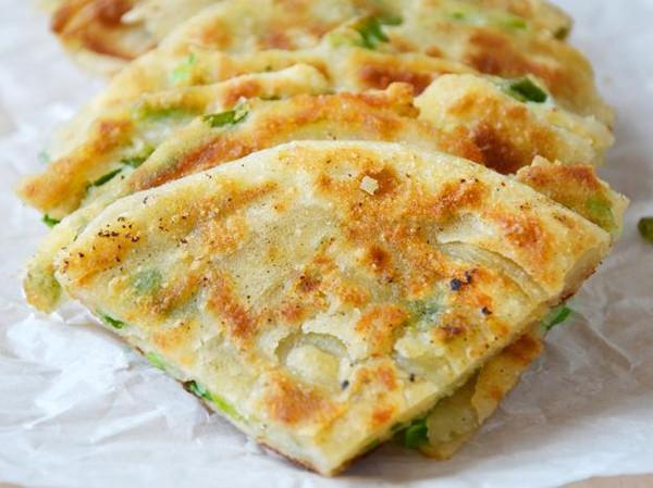  p>烫面葱香油饼是一道美食,制作原料主要有 b> a href="#" data