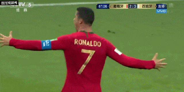 c罗做出最标志性的庆祝动作,这一刻他就是国王,就是主宰,他征服了
