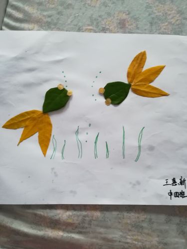 (树叶粘贴画)秋天的景色秀丽,秋天的树叶更漂亮,看宝贝们用五彩缤纷的