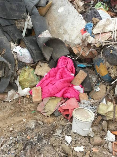 垃圾堆里捡来的羽绒服,洗一洗补一补能不能穿