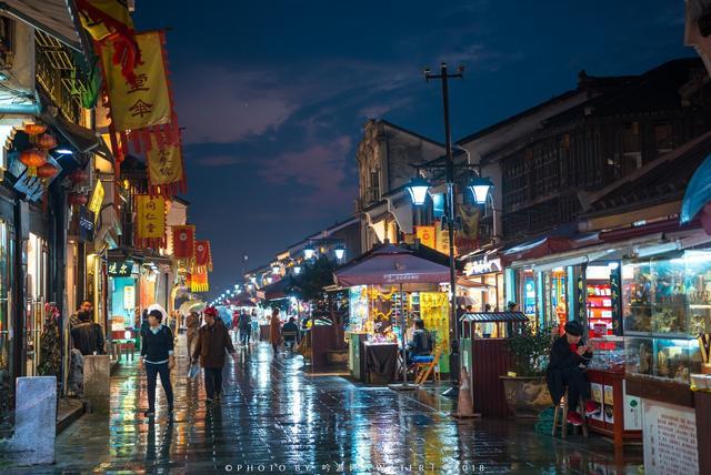 河坊街位于吴山脚下,是清河坊的一部分