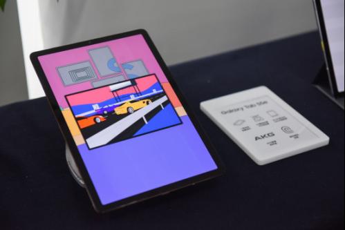 galaxytabs5e的引擎盖下是一块7040毫安时的电池