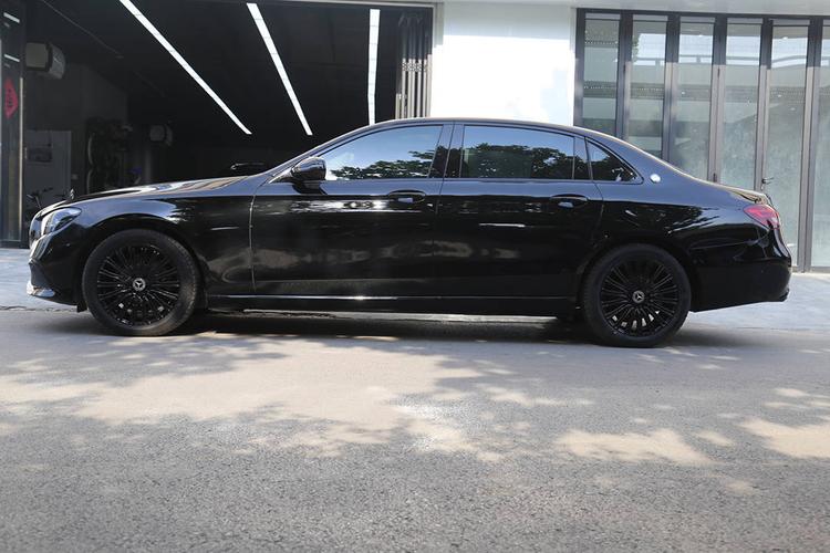 21款奔驰e大改造升级轮毂烤漆 迈巴赫中网 座椅通风 全车改色pet亮黑