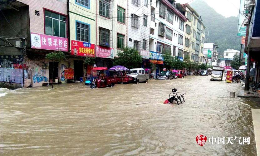 河池明伦镇遭遇大暴雨山洪暴发街道变河道15