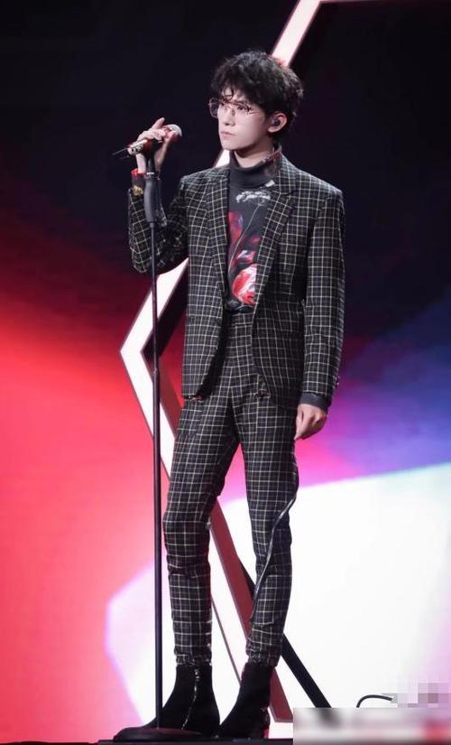 易烊千玺罕见生图照流出,没了滤镜和ps,这颜值还是你男神吗?