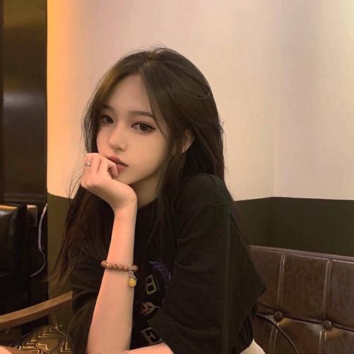 优质女生头像:我一整天除了看视频打游戏,就是看着你的对话框发呆