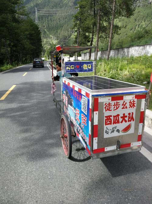 还有4公里到波密时,偶遇云南幺妹徒步推车去拉萨