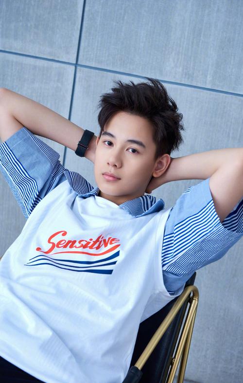 胡先煦青春帅气运动风写真图片