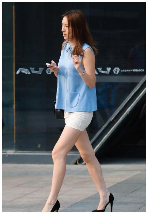 街拍美女:时尚辣妈的这件口袋衫好美,清新自然,彰显优雅气质