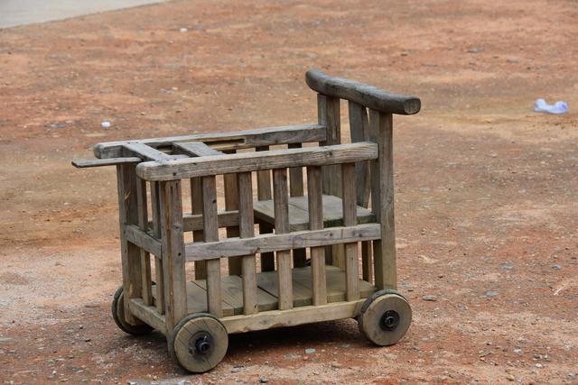 不会走路的娃娃,就坐这种木头车,咯吱咯吱,那是童年最动听的声音.