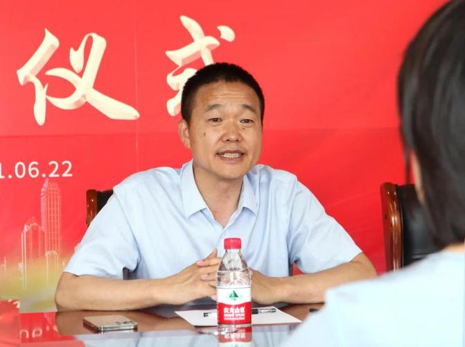 图三:贡天下集团董事长张和平介绍贡天下集团发展规划