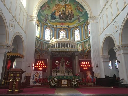 接下来就是圣弥爱尔大教堂,这是个天主教堂,青岛还有个基督教堂,两个