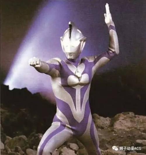 宇宙日冕形态是高斯奥特曼在宇宙中战斗时出现的形态,身体也是蓝色的