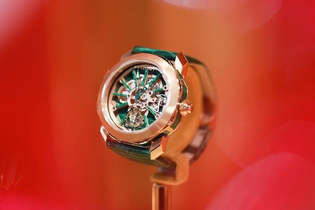 现代潮流典范,当属bvlgari宝格丽octo陀飞轮高级腕表