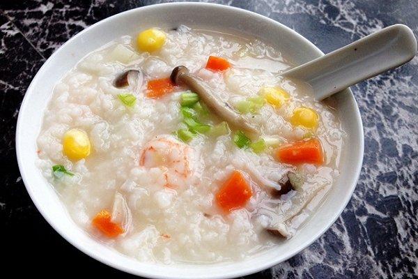 虾仁洗净放少许盐和淀粉抓捏,放冰箱冷冻室备用,这是为了虾肉受冷更q