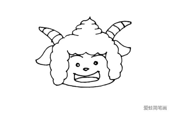第四步:画上懒羊羊的耳朵以及它的羊角,羊角上面可以画上一些小的弧线