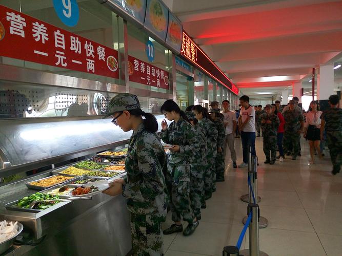 大学新生在学校里面吃什么美食 很多人喜欢是一元快餐!
