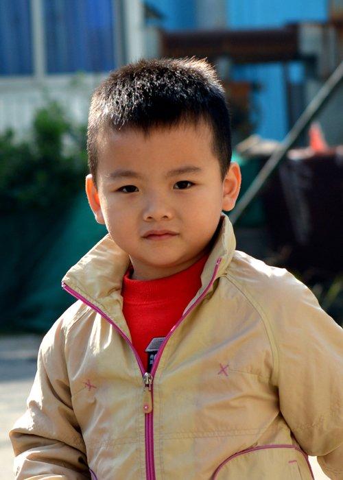 首页 流行发型 儿童发型 男宝理发造型图片大全 调皮小男孩适合的短