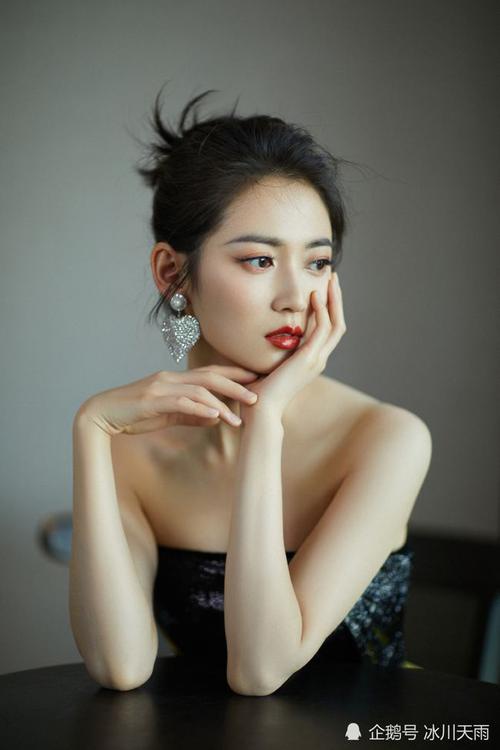 陈钰琪撞色蛋糕裙性感写真