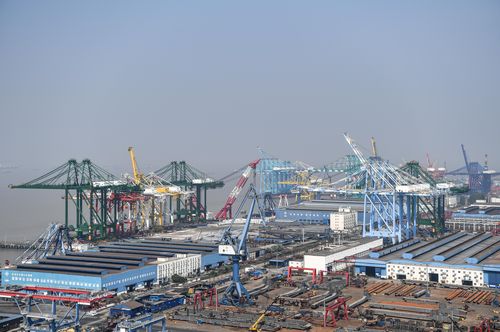 7月27日拍摄的位于上海长兴岛的振华重工长兴生产基地.