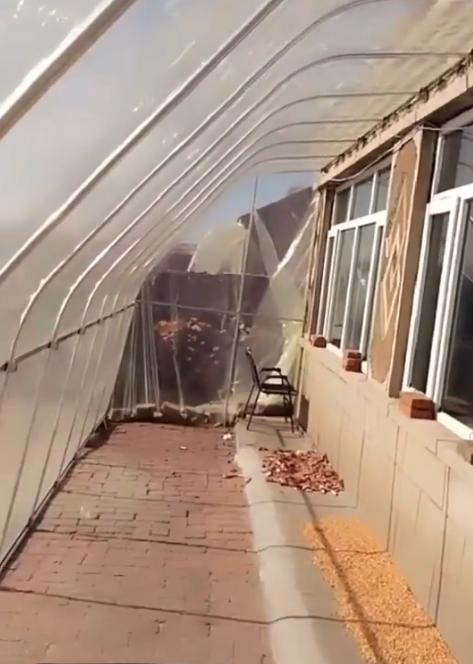 东北农村房屋"贴膜",靠贴塑料膜支大棚保暖,物美价廉又实用!