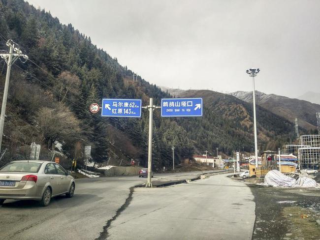 去鹧鸪山垭口行雪山之巅