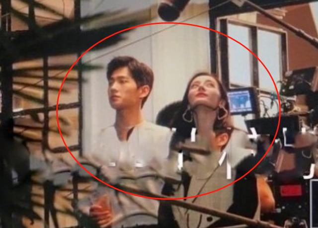 你是我的荣耀:杨洋迪丽热巴阳台对戏,互动时的眼神好