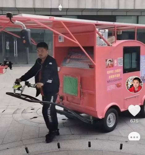 我们联系了卖徒步车给丽丽的商家,弄清了电动的真相