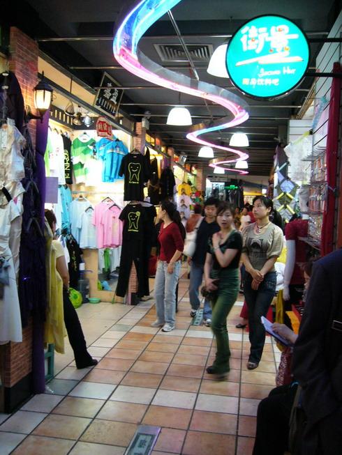 火爆的沈阳时尚地下街