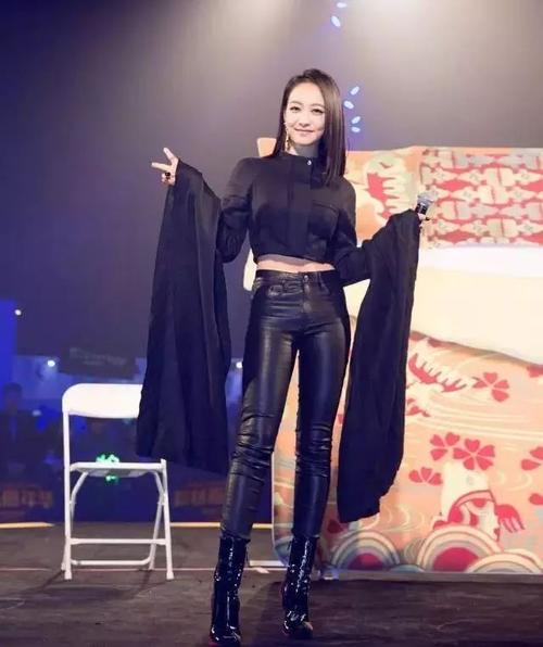 宋茜干练霸气,唐嫣穿出了清新范儿……原来搭配对了,皮裤也没有那么