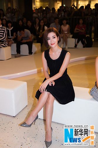 组图:李晟黑裙亮相活动 干练短发尽显个性