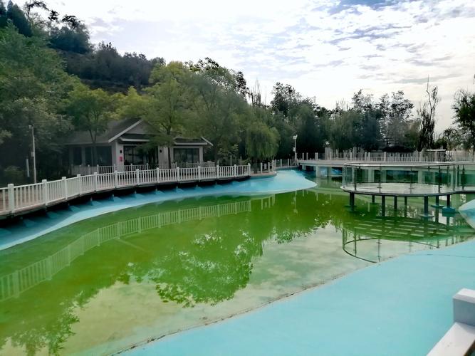 兰州女中六六届初三三班相聚在翠湖