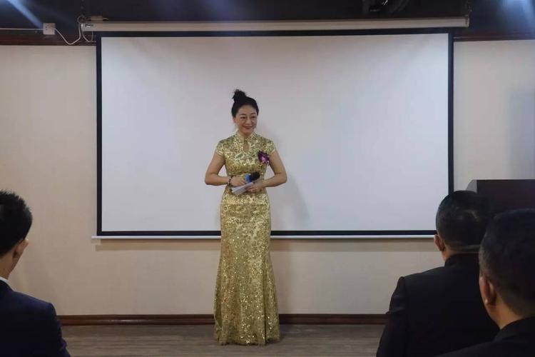 主持人骆冬梅女士宣布仪式开始