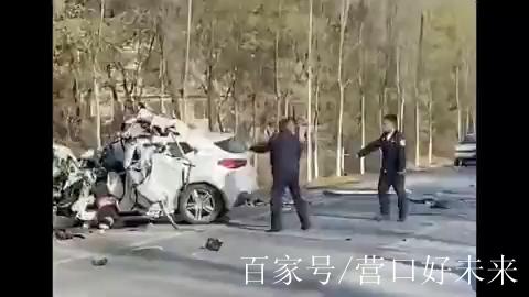 大石桥一起惨烈车祸,宝马车头粉碎,司机当场身亡