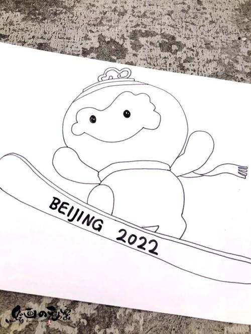 用马克笔添加颜色,通过颜色的渐变和头部线条的绘画,塑造出雪容融的