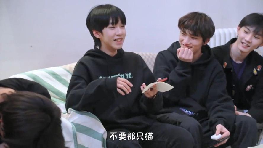 贺峻霖让妈妈帮他养猫贺妈的反应亮了马嘉祺丁程鑫全程憋笑