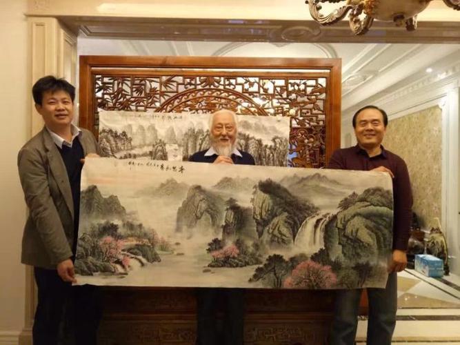 企业家收藏张三水大师的书画,合影存念