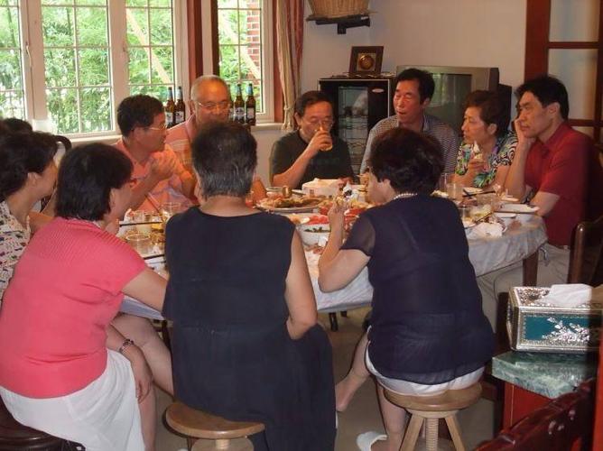 朋友聚会酒桌上最让人讨厌的几种人,说这些话的人只会