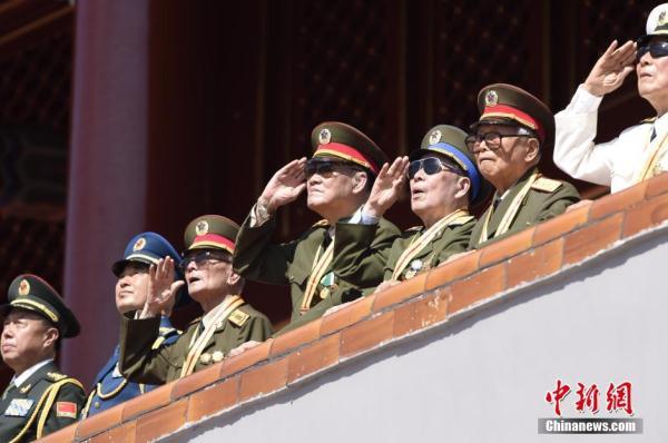 抗战胜利70周年阅兵 抗战老战士接受检阅敬礼